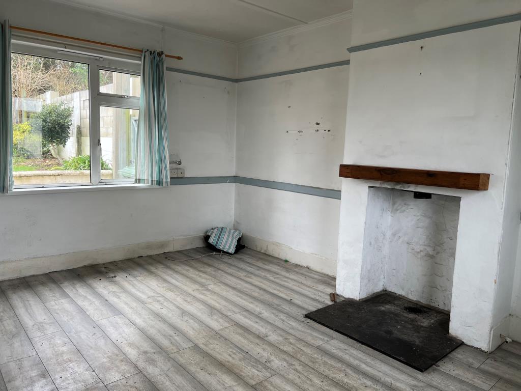 Lot: 1 - TERRACED HOUSE FOR UPDATING WITH GARDENS AND PARKING - Living room